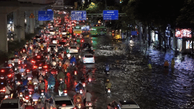 Đường Hà Nội ngập gần 1m sau cơn mưa: Ô tô sụt cống, nhiều xe máy ngã nhào