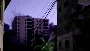 Israel và Hamas bắn đi hàng trăm rocket, nhà cao tầng sụp trong tích tắc
