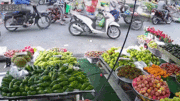 Bé trai vặn tay ga, hai mẹ con lao thẳng xe máy vào hàng hoa quả ở chợ
