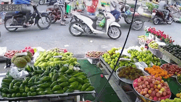 Bé trai vặn tay ga, hai mẹ con lao thẳng xe máy vào hàng hoa quả ở chợ
