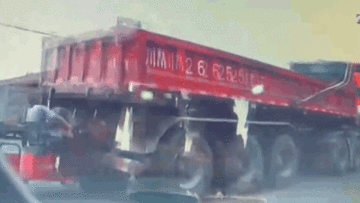 Xe ben kéo xe ba bánh đi 5km, các tài xế la hét giải cứu