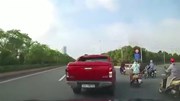 Sợ quá lối rẽ, xe bán tải “tạt đầu” ô tô, tông ngã 2 người phụ nữ đi xe máy