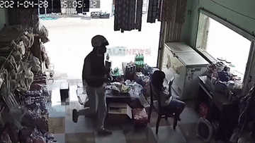 Cướp vào tận nhà, giật phăng chiếc điện thoại trên tay bé gái