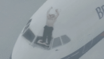 Phút kinh hoàng cơ trưởng bị hút văng khỏi máy bay ở độ cao 5.000m