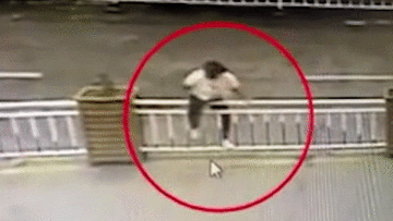 Trèo qua rao chắn sang đường, cô gái gặp tai nạn nhớ đời