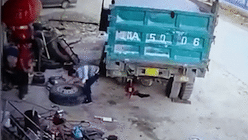 Lốp xe phát nổ như bom, hất tung thợ sủa xe lên trời