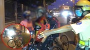 Đi xe đạp sai luật: Người bế xe bỏ chạy, người ‘nấp’ trốn CSGT
