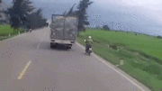 Xe máy cố vượt tự đâm cột mốc khiến 2 xe tải tông nhau