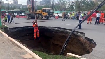 'Hố tử thần' đột ngột xuất hiện nuốt chửng 1 phụ nữ