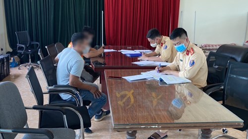 Ô tô đi ngược chiều trên cao tốc: Xử lý cả lái xe lẫn chủ phương tiện