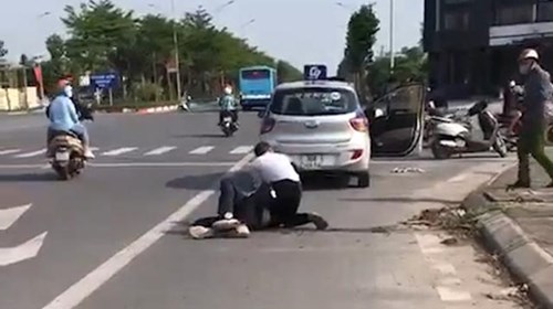 Khoảnh khắc tài xế taxi bị đâm, vật lộn với tên cướp giữa phố Hà Nội