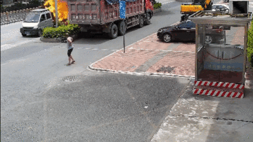 Tài xế nhanh trí lao thẳng xe tải đang bốc cháy ngùn ngụt tới sở cứu hỏa