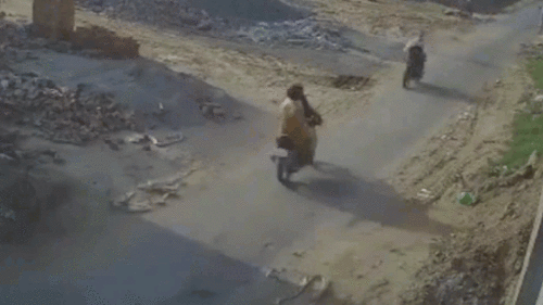 Khoảnh khắc 2 xe máy cùng lao nhanh, đối đầu nhau trên đường vắng