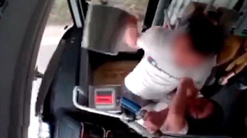 Nam hành khách bị bắt vì cầm thùng rác tấn công tài xế xe buýt
