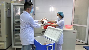10 giờ đồng hồ cùng ‘biệt đội' vận chuyển máu đến các ổ dịch Covid-19