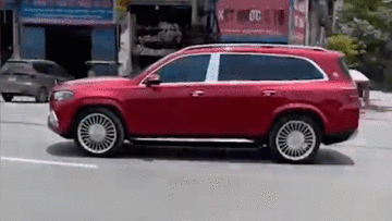 Mercedes-Maybach GLS 600 vừa ‘nhún nhảy’ vừa đi ngược chiều
