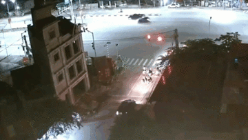 Ô tô đâm hàng loạt phương tiện dừng chờ đèn đỏ ở Hải Phòng