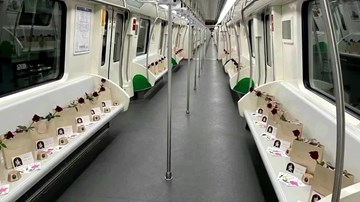 Trung Quốc: Hoa hồng, Socola trần ngập trên chuyến tàu đầu tiên trong ngày