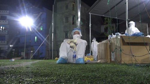 Tâm sự của ‘chiến sĩ áo trắng’ lấy mẫu xét nghiệm xuyên đêm ở Bắc Giang