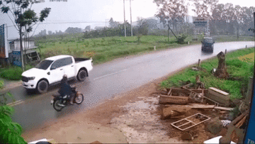 Mất lái trên đường trơn trượt, xe tải tông trực diện vào xe máy
