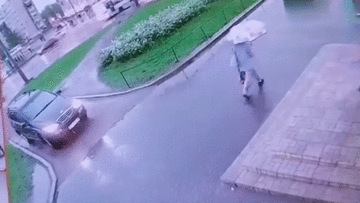 Khoảnh khắc tia lửa điện phóng tung tóe từ trên trời xuống trong cơn mưa