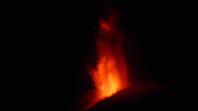 Cảnh quay ngoạn mục về núi lửa Etna phun trào giữa bầu trời đêm