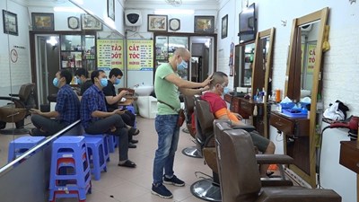 Người Hà Nội tranh thủ xếp hàng cắt tóc từ 7h sáng