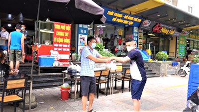 Hàng ăn, cà phê Hà Nội hối hả thu dọn bàn ghế, chỉ nhận bán mang về