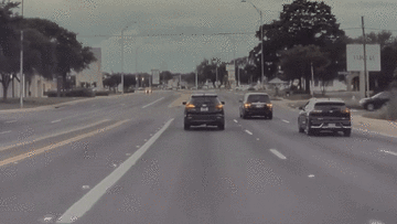 Ôtô lao sang đường từ góc khuất, tông văng xe đang đi trên đường