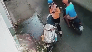Đứng nghe điện thoại, cô gái bị kẻ biến thái sàm sỡ vòng 3