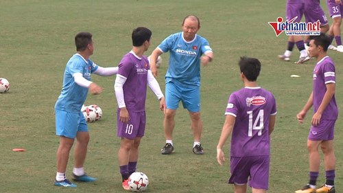 HLV Park 'cười thả ga', chơi bóng đuổi cùng Công Phượng trước ngày sang UAE