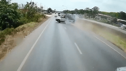 Nổ lốp 2 lần liên tiếp, xe bán tải lật nhào bên vệ đường