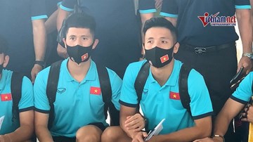 Đình Trọng làm 'nhân viên khử khuẩn', không rời Tiến Dũng nửa bước