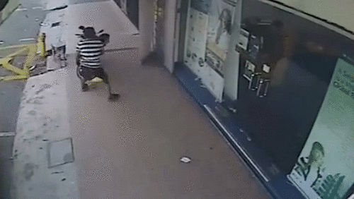 Bị cướp giật túi xách, cô gái có màn 'phản đòn' cực gắt và cái kết
