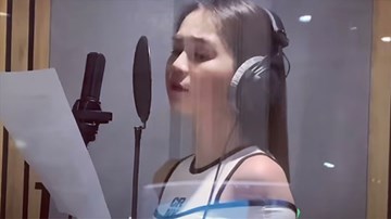 Ngọc Trinh khoe giọng hát trong phòng thu, tự tin lấn sân làm ca sĩ?