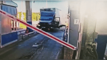 Tài xế container văng khỏi cabin sau khi đâm vào trạm thu phí