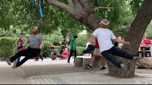 Người lớn tuổi Trung Quốc chữa đau cổ bằng cách lạ lùng