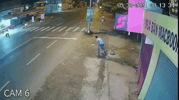 Thanh niên lăn khối bê tông ra đường gây họa cho người đi xe máy