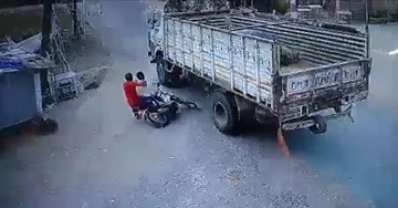 Khoảnh khắc hai thanh niên may mắn thoát chết khi bị ngã vào gầm xe tải