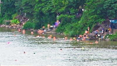 Sông Hồng 5h chiều: Dân Hà Nội đi 'bơi giải nhiệt' như ở công viên nước