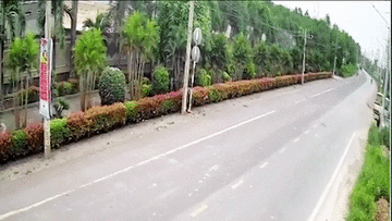 Phi lên dốc với tốc độ cao, xe tải mất lái lật ngửa bên vệ đường