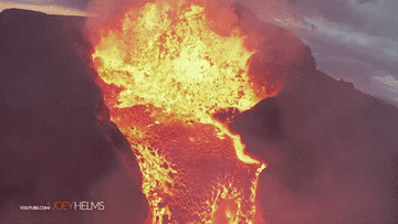 Máy bay không người lái lao thẳng vào miệng núi lửa đang phun trào