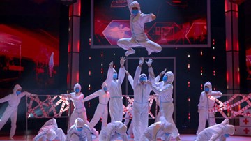 Mặc đồ bảo hộ, Son Crew tái hiện cuộc chiến chống Covid trên truyền hình