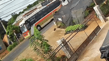 Khoảnh khắc xe tải đâm liên hoàn trên quốc lộ, nhiều người bị thương