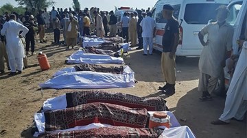 Tàu nhanh lao vào tàu trật đường ray ở Pakistan, gây hơn trăm thương vong