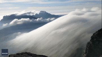 Cảnh săn mây ngoạn mục: Mây cuồn cuộn như thác nước đổ ngược