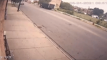 Ôtô vỡ đôi sau khi tông vào cột điện, tài xế thoát chết thần kỳ