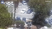 'Hố tử thần' khổng lồ nuốt chửng nhiều ô tô ở bãi đỗ xe