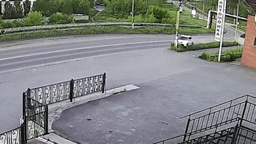Ô tô mất lái đâm gãy cột điện rồi kéo lê trên đường