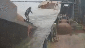 Sà lan bất ngờ gãy đôi, công nhân nhảy thoát thân ngoạn mục